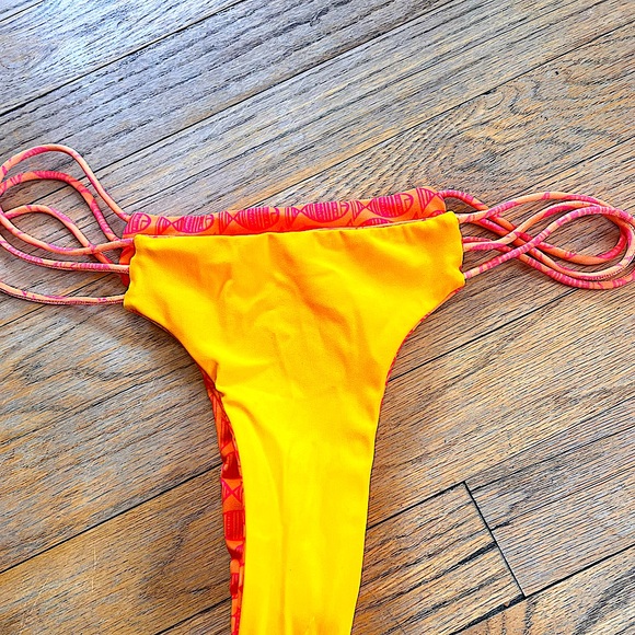 Moana bikini bottom orange fish reversible yellow in size small - Picture 5 of 5